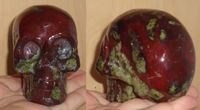 Drachenblut Jaspis Kristallschädel 370 g