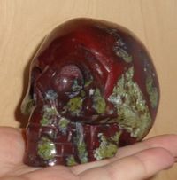 Drachenblut Jaspis Kristallschädel 370 g