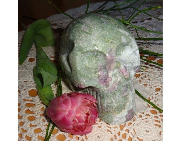 rosa grüner Turmalin Kristallschädel 1,65 kg