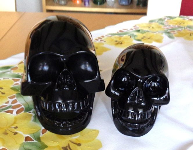 Kristallschädel großer und kleiner singender schwarzer Obsidian Kristallschädel großer und kleiner singender schwarzer Obsidian