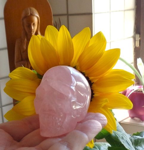 kleiner Rosenquarz Kristallschädel 130 g energetisiert