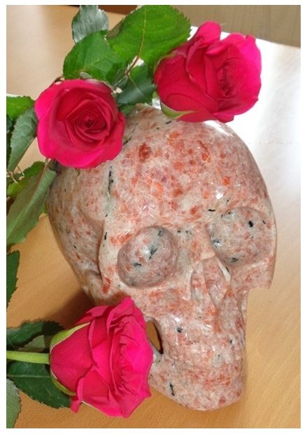 großer Sonnenstein Kristallschädel mit Rosen, Helaria