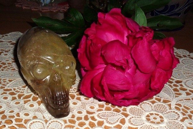 Rauchcitrin Kristallschädel 830 g rote Pfingstrose