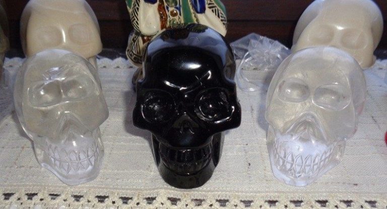 Kristallschädel schwarzer Obsidian Bergkristall