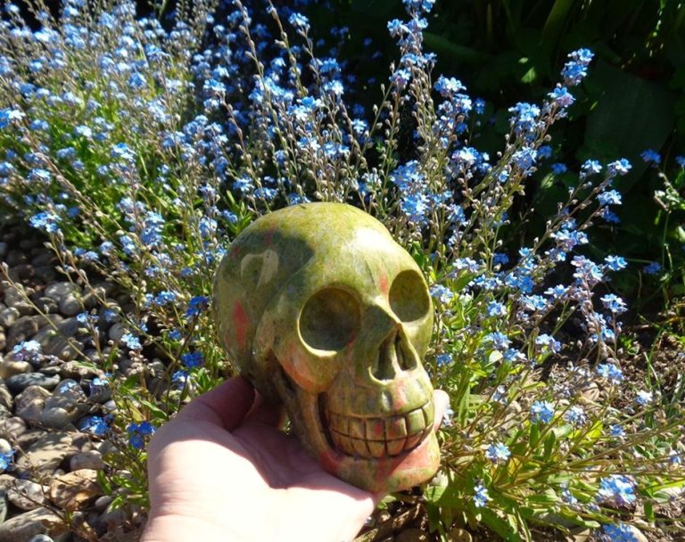 grüner Unakit Kristallschädel 1,65 kg Blumenjaspis