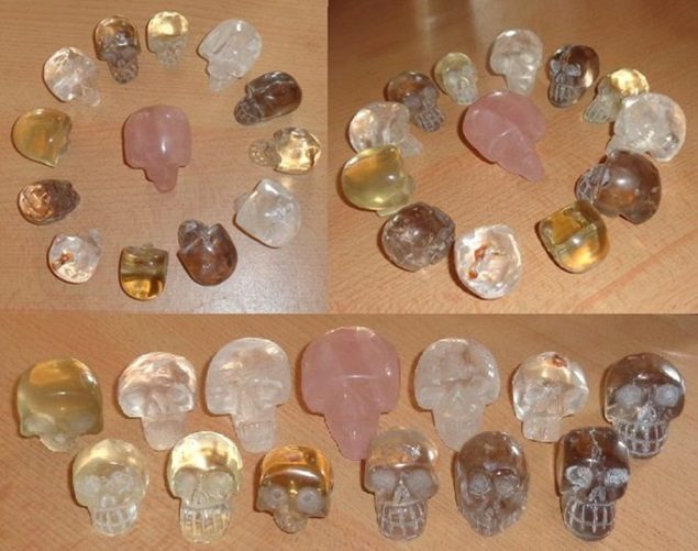 Set aus 13 Kristallschädeln aus Rauchquarz, Citrin, Bergkristall, Rosenquarz