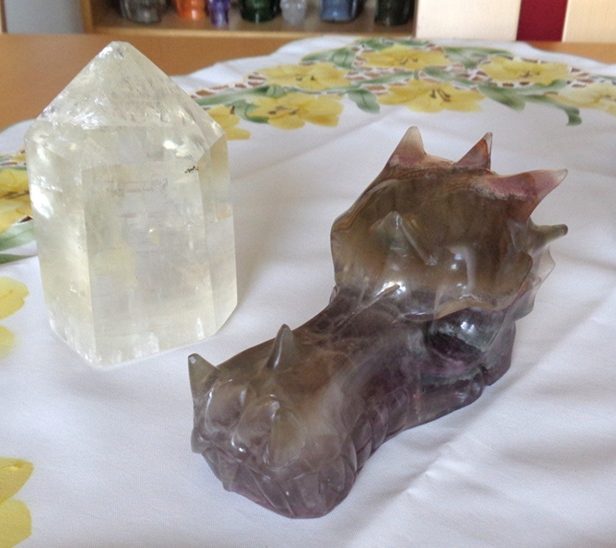 großer Regenbogenfluorit Drache 1,4 kg