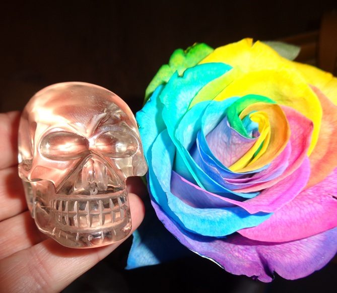 lemurischer Bergkristall Kristallschädel 125 g Regenbogenrose